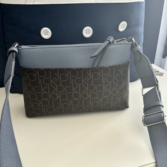 Sac a main Calvin Klein neuf utilisé 3 fois peux ce Porter en bandoulière trop - Picture 2 of 5